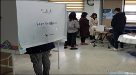 투표용지발급기를 활용하여 선거체험진행하고 있는 장면
