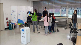 투표용지발급기를 이용한 선거체험행사를 진행하고 있는 장면
